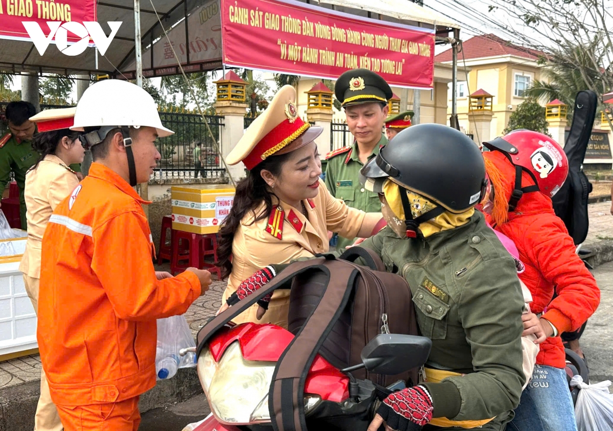 6 năm liên tiếp công an Đắk Nông tiếp sức người dân về quê đón Tết